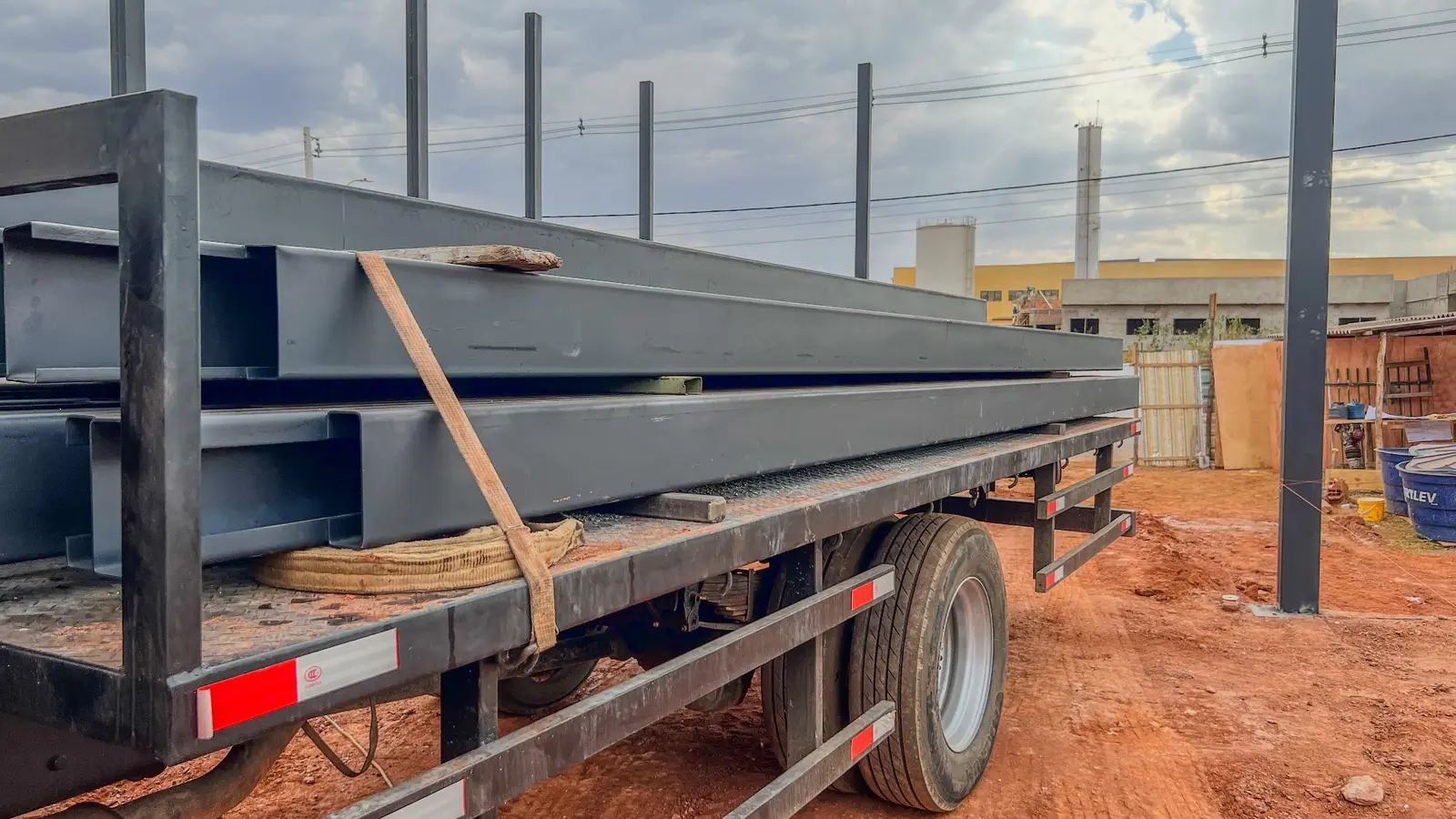 Serviço real de Perfis transportados com caminhão Munck